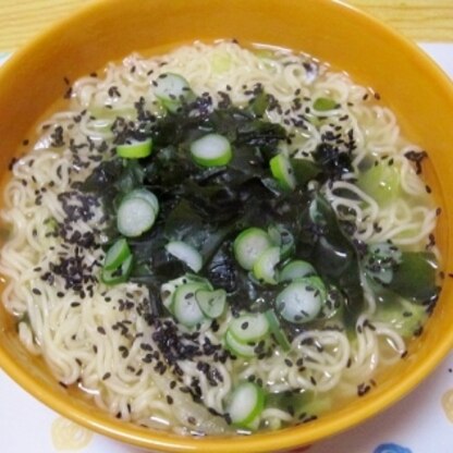 夜食に食べるラーメンは最高ですね♪ワカメ入りでカロリー控えめだし、と自分に言い訳しておいしく食べました＾＾